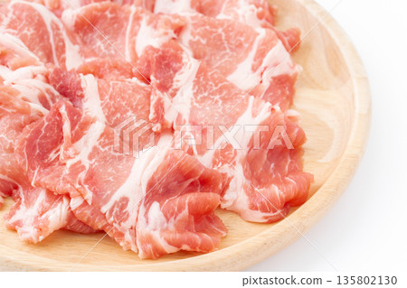 特寫鏡頭：切成薄片的生豬肩肉 135802130