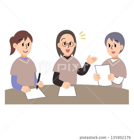 圖：三位身穿手術服的女性正在開會 135802176