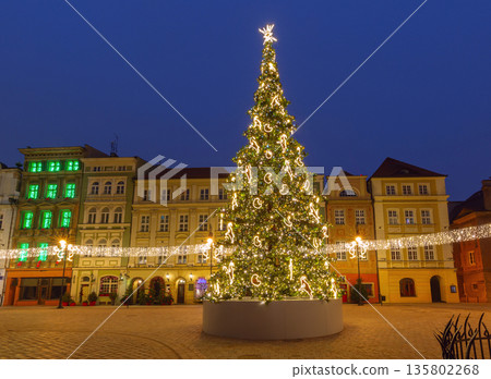 Christmas tree and holiday lights on Old Market Square in Poznan 135802268