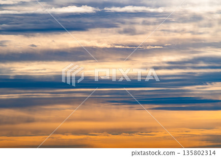 陽光被雲層遮蔽－高飽和度和高對比度 135802314