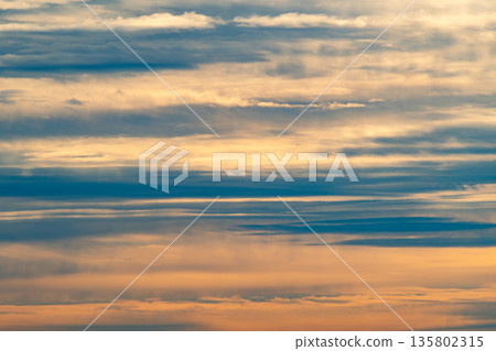 陽光被雲層遮蔽的天空,突顯了冷暖色調的對比。 陽光被雲層遮蔽的天空,突顯了冷暖色調的對比。 135802315