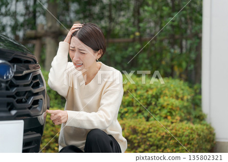 一名女子車禍後蹲在路邊。 135802321