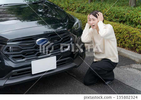 一名女子車禍後蹲在路邊。 一名女子車禍後蹲在路邊。 135802324