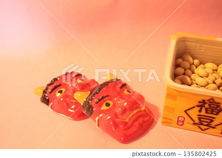 節分惡魔、豆子和運勢、惡魔面具和節分，粉紅色背景 135802425