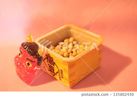 木盒裡裝著節分鬼面具和豆子 135802430