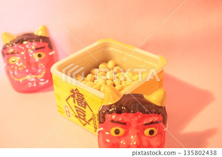 節分惡魔、豆子、惡魔面具和裝在木盒裡的豆子 135802438