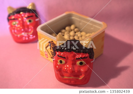 節分妖怪、豆子、妖怪面具和盒子裡的妖怪 135802439