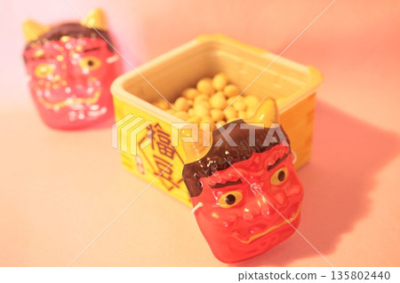 節分惡魔、豆子、惡魔面具和節分 135802440