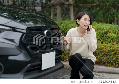 一名女子車禍後驚慌失措地打電話 135802448