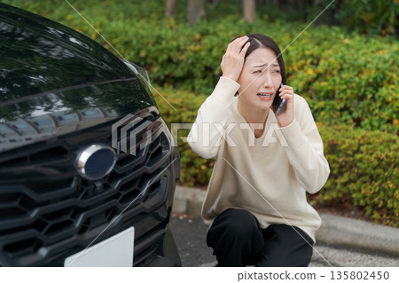 一名女子車禍後驚慌失措地打電話 135802450