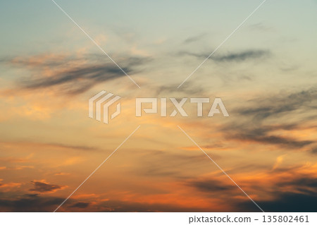 橘色調的傍晚雲彩，B-5 底片風格 135802461