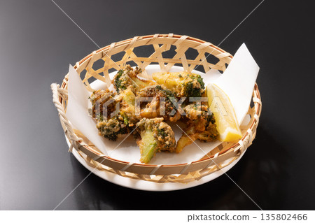 Broccoli fried chicken 135802466