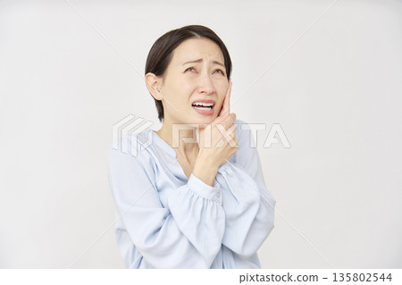 Woman in her 40s Tooth decay White background 135802544