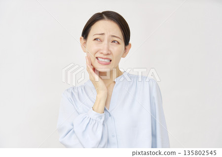 Woman in her 40s Tooth decay White background 135802545