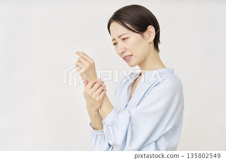 40多歲女性，皮疹，白色背景 135802549