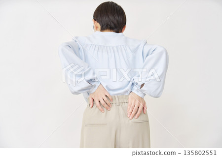 一位40多歲的女性，背痛，白色背景，背影 135802551