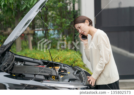 一名女子打電話來說她的車拋錨了。 135802573