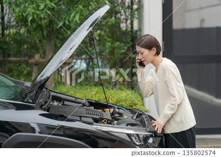 一名女子打電話來說她的車拋錨了。 一名女子打電話來說她的車拋錨了。 135802574