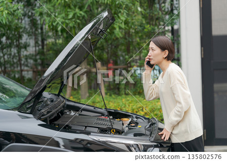一名女子打電話來說她的車拋錨了。 135802576