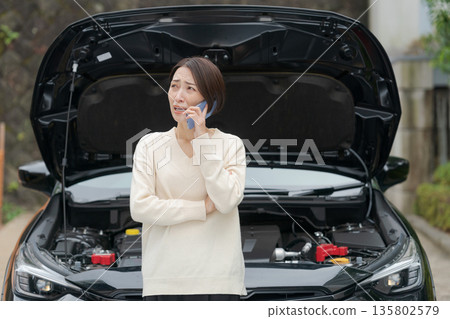 一名女子打電話來說她的車拋錨了。 135802579