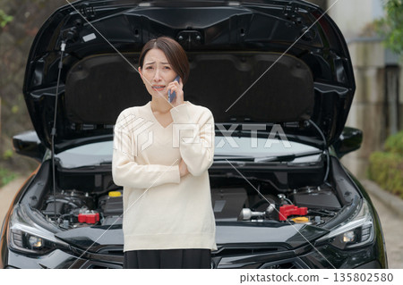 一名女子打電話來說她的車拋錨了。 135802580