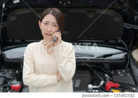 一名女子打電話來說她的車拋錨了。 一名女子打電話來說她的車拋錨了。 135802582