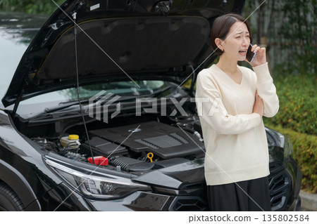 一名女子打電話來說她的車拋錨了。 一名女子打電話來說她的車拋錨了。 135802584