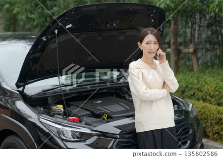 一名女子打電話來說她的車拋錨了。 一名女子打電話來說她的車拋錨了。 135802586