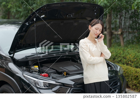 一名女子打電話來說她的車拋錨了。 135802587