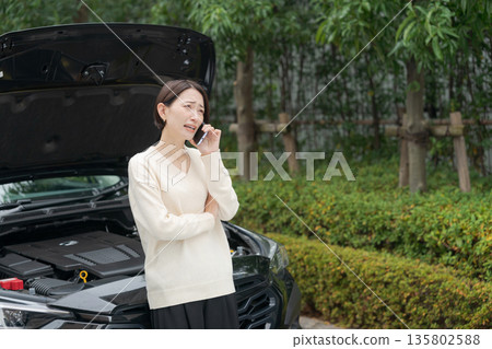 一名女子打電話來說她的車拋錨了。 一名女子打電話來說她的車拋錨了。 135802588