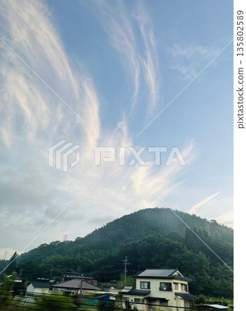 藍天和雲彩在山上 135802589