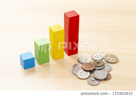 桌上的貨幣和積木圖 桌上的貨幣和積木圖 135802632