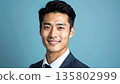 一張年輕外國男子的商務肖像照，拍攝角度從肩膀以上，畫面明亮友善。 135802999