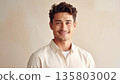 一張年輕外國男子的商務肖像照，拍攝角度從肩膀以上，畫面明亮友善。 135803002