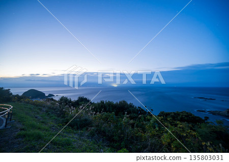 從佐田岬公園的觀景台上看到的黎明海景 從佐田岬公園的觀景台上看到的黎明海景 135803031