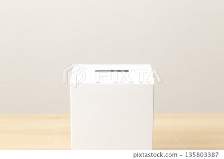 桌上的投票箱 桌上的投票箱 135803387