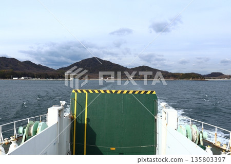 A ferry leaving the main island of the Shiwaku Islands in the Seto Inland Sea (Marugame City, Kagawa Prefecture) 135803397