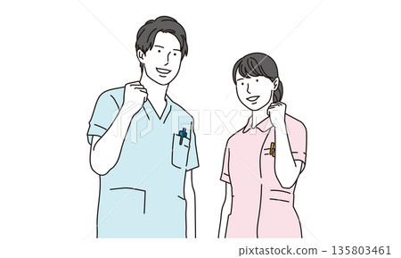 圖：一名男護士和一名女護士面帶微笑，舉起雙臂 135803461