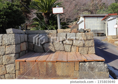 A public well in the Kasajima Traditional Buildings Preservation District on the main island of the Shiwaku Islands (Marugame City, Kagawa Prefecture) 135803640