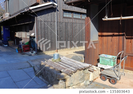 在志和久本島笠島傳統建築保護區內,有一口水井和一輛手推車。 在志和久本島笠島傳統建築保護區內,有一口水井和一輛手推車。 135803643