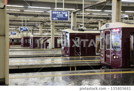 View from the Kobe Line side of the platform at Hankyu Osaka Umeda Station View from the Kobe Line side of the platform at Hankyu Osaka Umeda Station 135803681