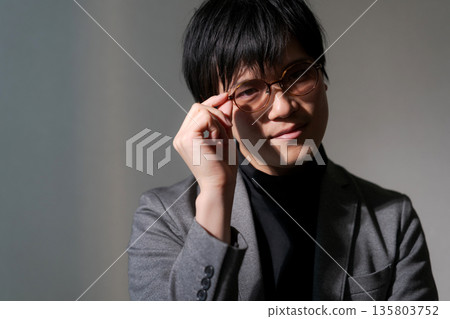 Suspicious man wearing sunglasses 135803752