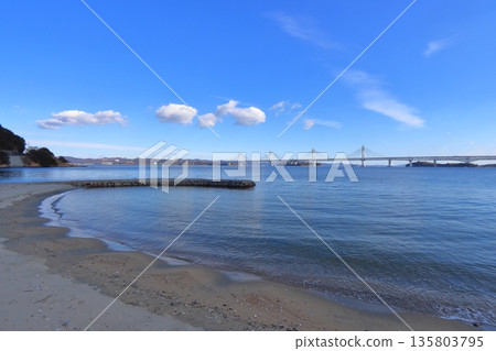 The view of the Seto Ohashi Bridge and Mt. Washuu from the main island of the Shiwaku Islands (Shinzaike Coast) 135803795