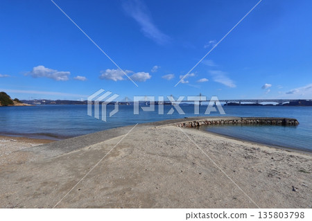 從志久列島本島（新池海岸）眺望瀨戶大橋和鷲羽山 135803798