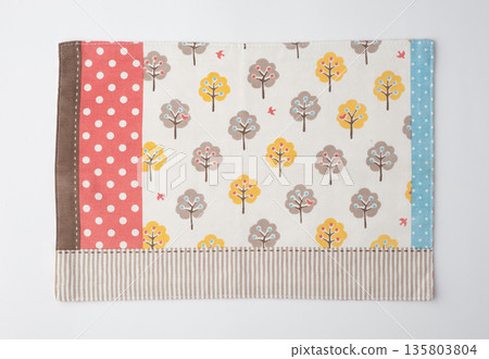 Red dot and illustration placemat 135803804