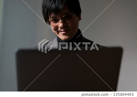 可疑男子使用電腦 135804403