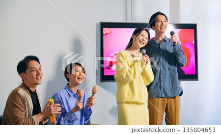 一群男女在卡拉OK包廂唱歌 135804651