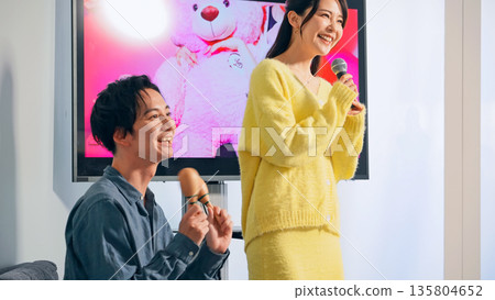 一對男女在卡拉OK包廂唱歌 135804652