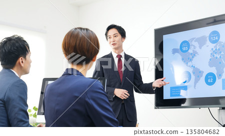 一群商務人士在辦公室開會 一群商務人士在辦公室開會 135804682