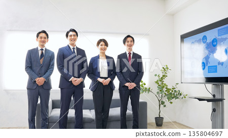 一群商務人士並排站在辦公室裡 135804697